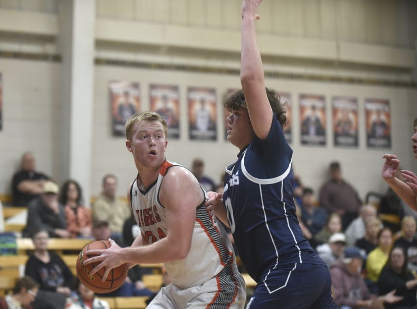 Jan. 21 Boys Basketball Roundup - Luke Koepsell scores 24 points as Howard pulls away from Hanson 