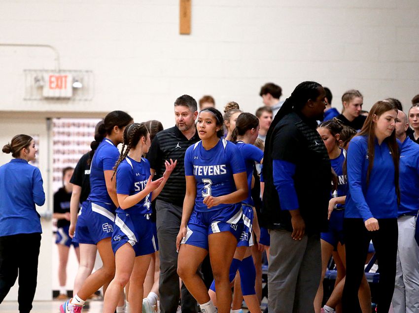 Taaliyah Porter breaks Becky Hammon's all-time scoring record at Rapid City Stevens