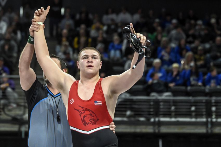 Elijah Schunke carries on family wrestling legacy with Brandon Valley Lynx