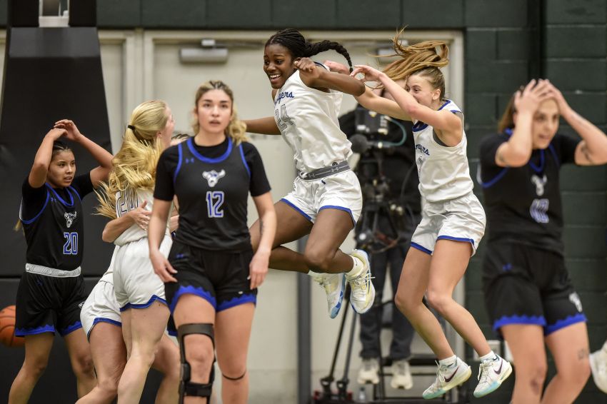 Lezlei Setzer's last second putback lifts Sioux Falls Christian to first-ever girls state title