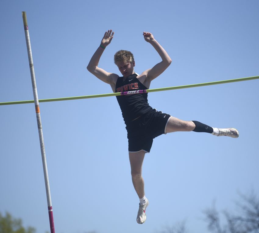 Class B Track and Field Leaders - Ipswich's Rasmus Loken, Brody Davis sit atop pole vault leaderboard 