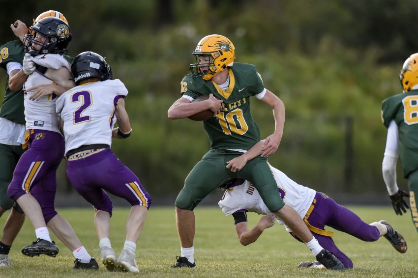 ‘We needed the right guy’ - Veneklasen’s move to QB paying dividends as Hill City starts season 3-0