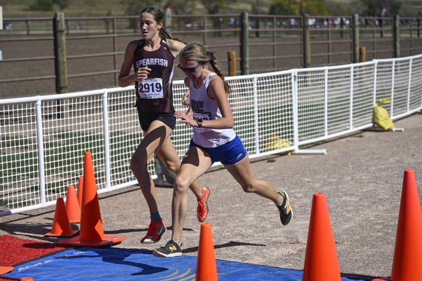 Stevens’ Kadance Holso holds off Spearfish’s Peyton VanDeest for win at Rapid City Invitational 