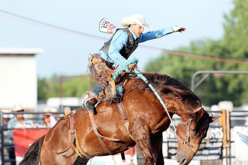 Hereford's Thayne Elshere scores 82 to lead saddle bronc competition at National High School Finals Rodeo