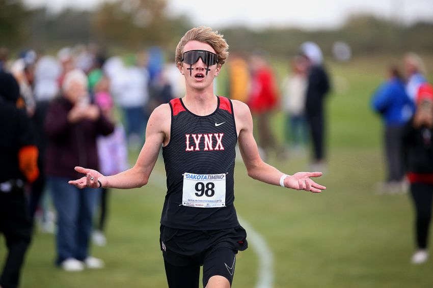 Brandon Valley's Mikah Peters, Harrisburg's Brianna Reilly win ESD cross-country titles 