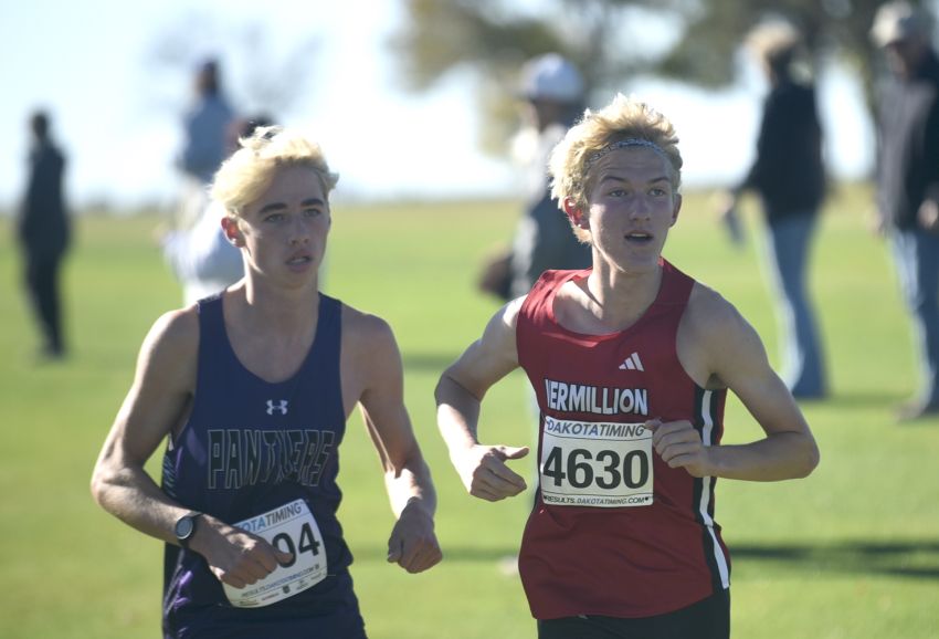 Vermillion’s Gage Beverly, Dakota Valley’s Alex McCullough capture individual titles at Region 3A cross-country meet