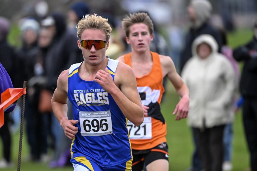 Mitchell Christian’s Silas Holdeman reclaims Class B boys cross-country title 