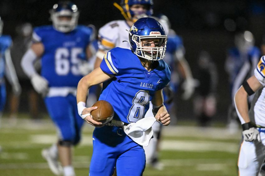 Oct. 31 Football Roundup - Wall rolls past Castlewood in Class 9A quarterfinals 