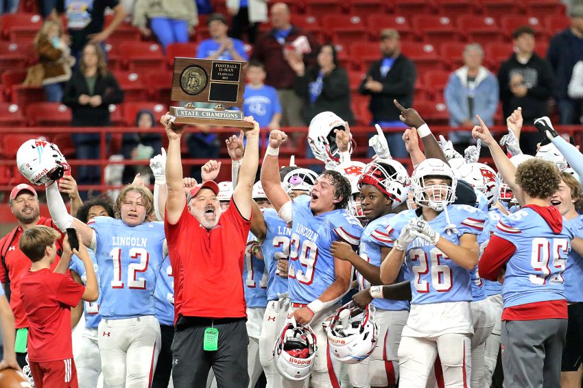 Sioux Falls Lincoln downs Sioux Falls O'Gorman for Class 11AAA state championship  