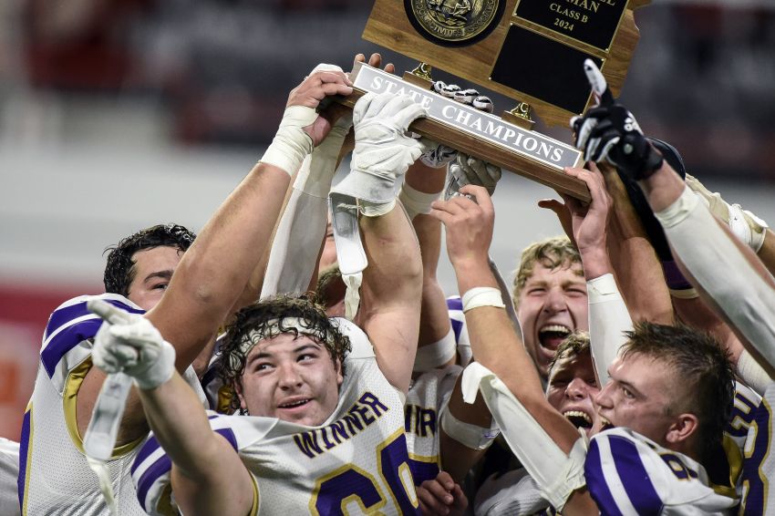 '10 For 60' - Tradition lives on as Winner captures 10th state football title in memory of Harvey Naasz