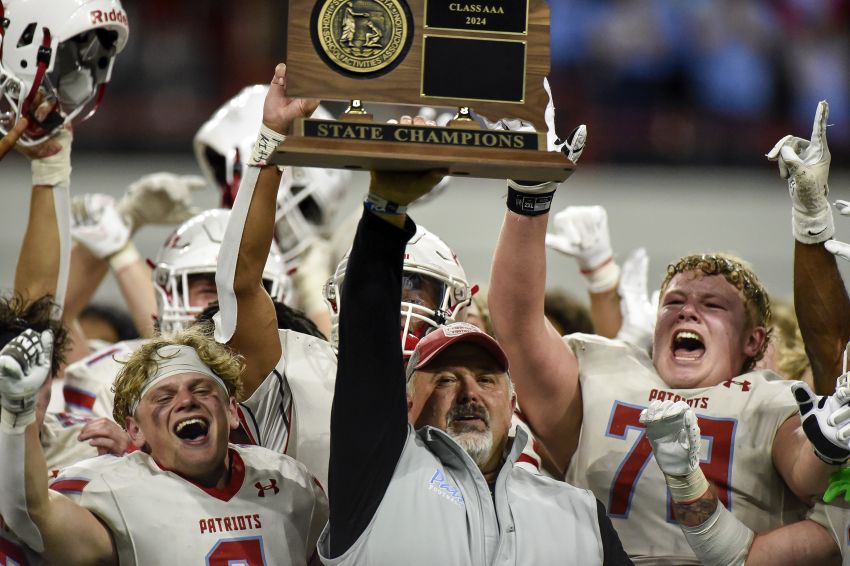 Sioux Falls Lincoln repeats in Class 11AAA, spoiling Brandon Valley's perfect season 