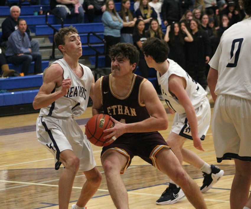 Dec. 9 Basketball Roundup - Late basket pushes Ethan past Hanson in boys contest 