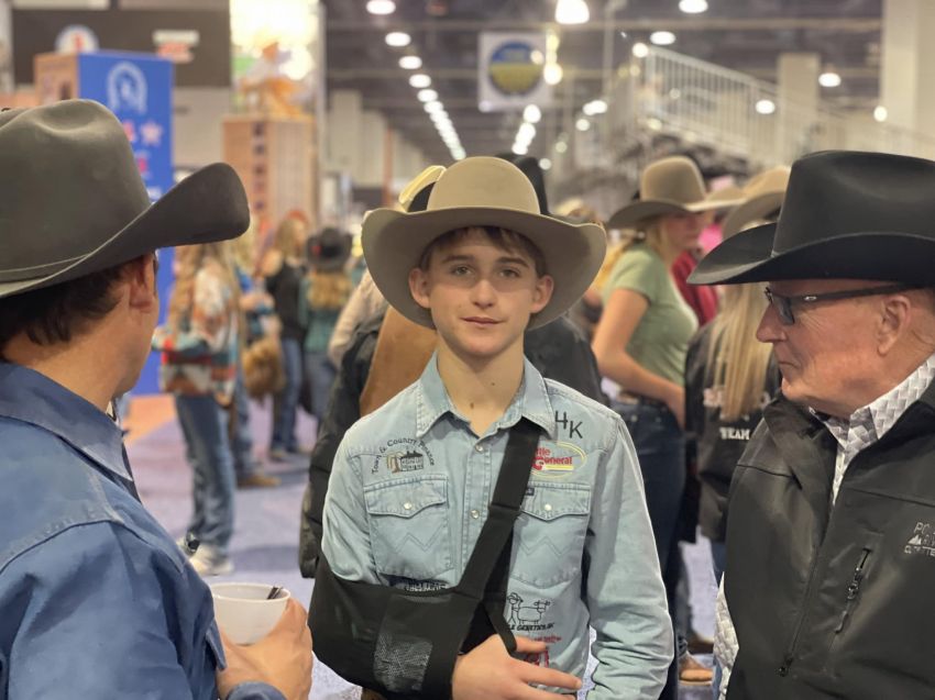 Riding with fractured collarbone, Gregoryâ€™s Taos Weborg finishes third in Junior World Finals bareback riding