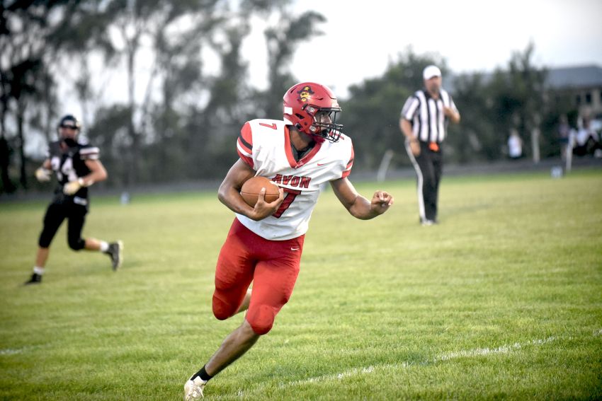 At 6-foot-6, Avon’s Al’Shamon Gunter towers over the competition on the football field  