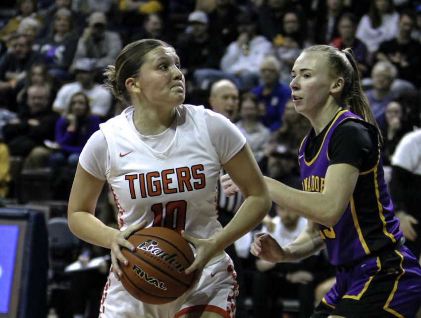 Charley Henderson's game-winning shot propels Mobridge-Pollock to first state tournament since 2011 