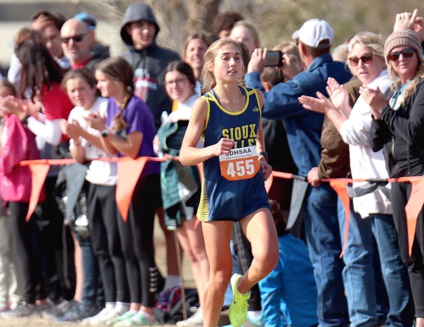 Sioux Valley's Isabelle Bloker wins Region 2A girls race, Sioux Falls Christian sweeps team titles 