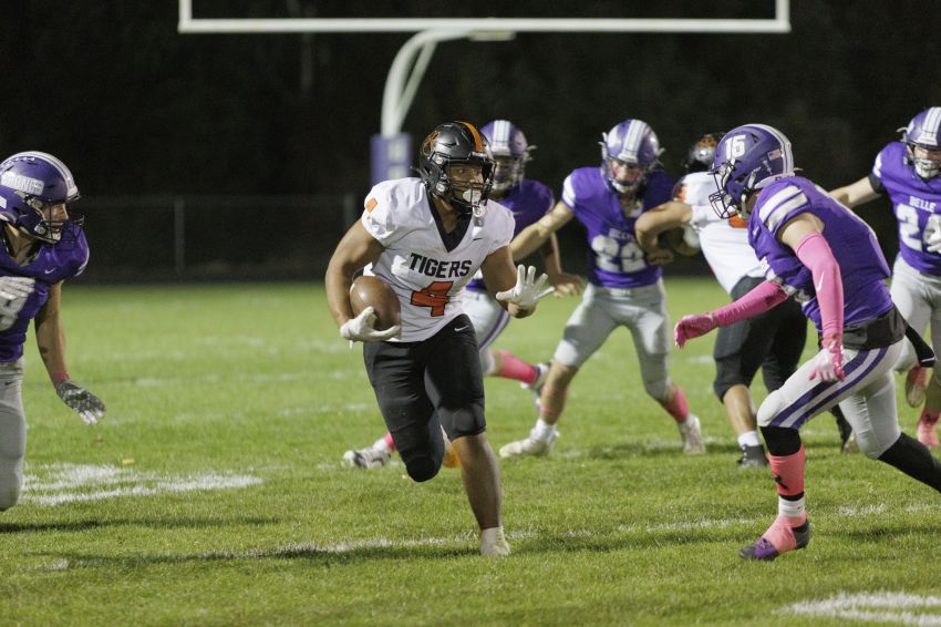 Sept. 26 Football Roundup - Mobridge-Pollock runs past Belle Fourche, improves to 5-0 on the season 