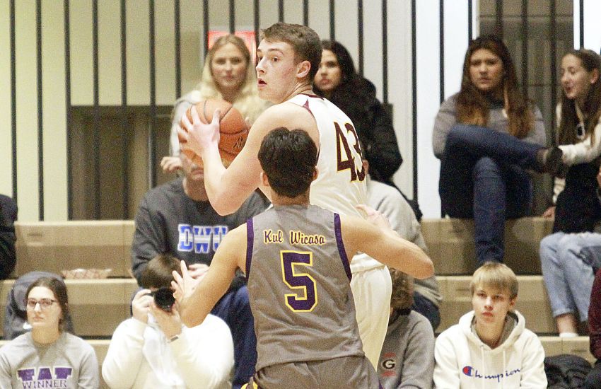 Damon Wilkinson dominating the paint for De Smet Bulldogs  