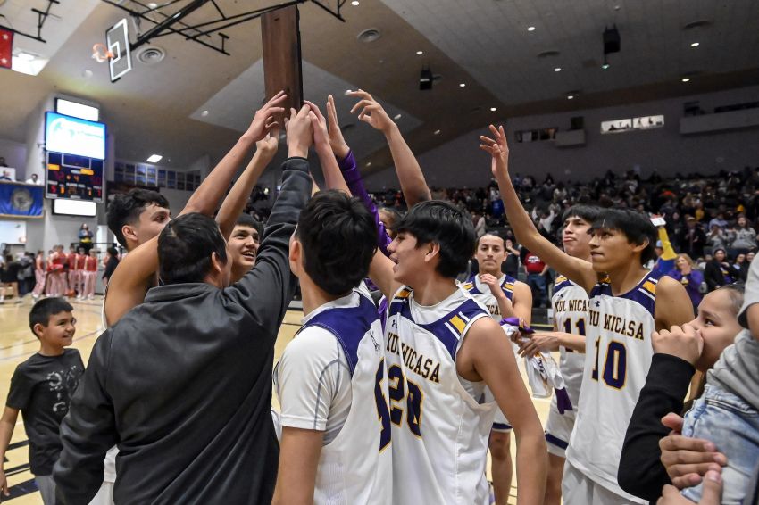 Class B SoDak 16 Roundup - Lower Brule pulls away from Irene-Wakonda, secures return trip to state